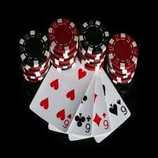 618 slots ဘင်ဂို ဂိမ်းခန်းထဲတွင် ကစားသူများ Bingo Card စစ်ဆေးနေသောမြင်ကွင်း
